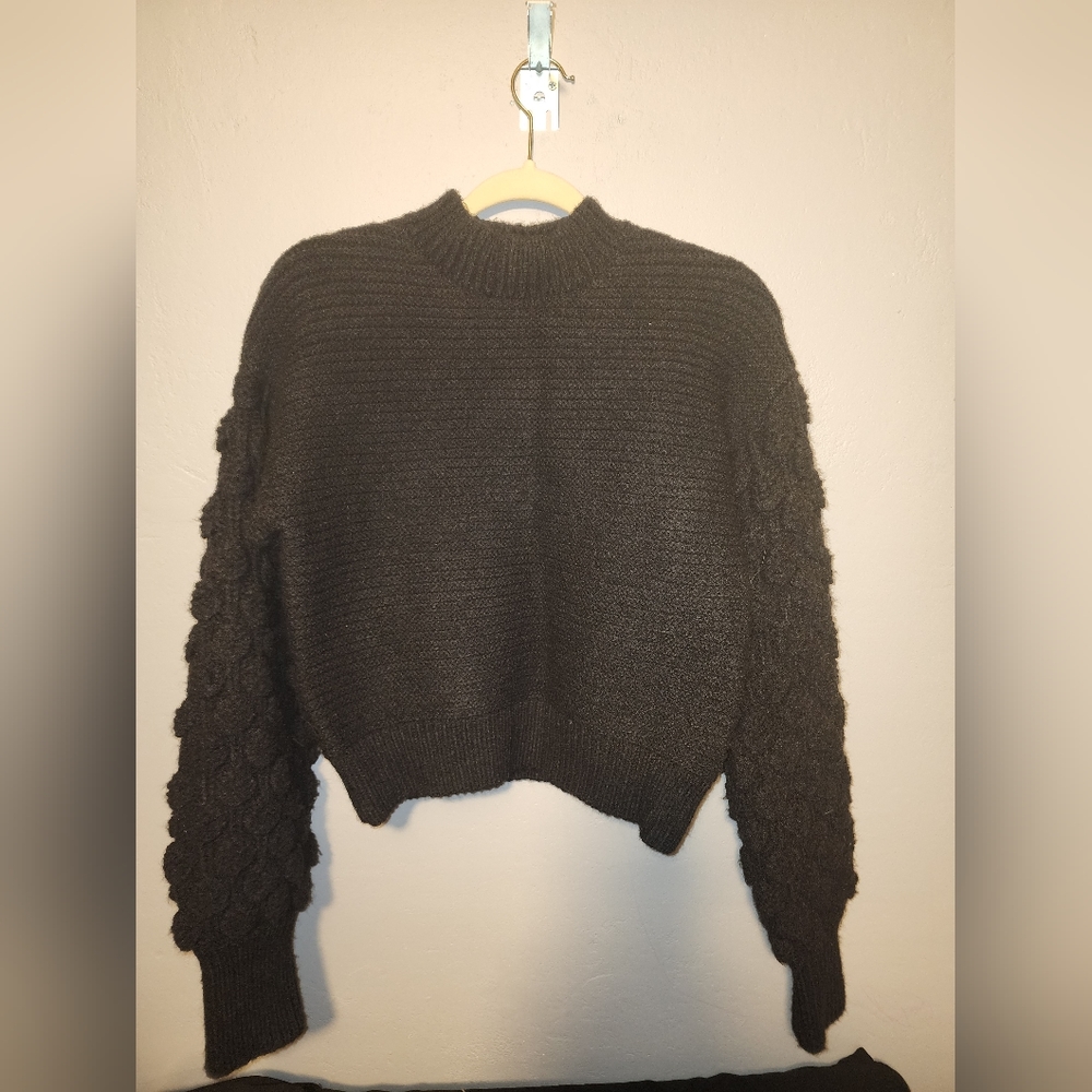 Harper Heritage knit crew neck black sweater with bubble sleeves